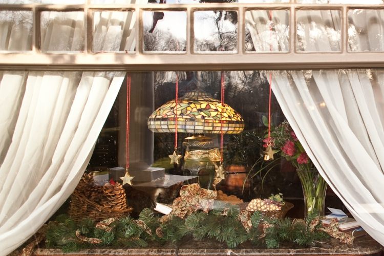 Ozdobte parapet borovicovou zelenou dekorácia okenného parapetu jedľa zelená girlanda hviezda opona