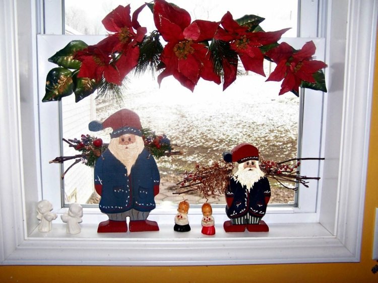 Na parapet položte drevené vianočné figúrky dekorácia okenného parapetu santa claus girlanda vianočná hviezda myšlienkové figúrky