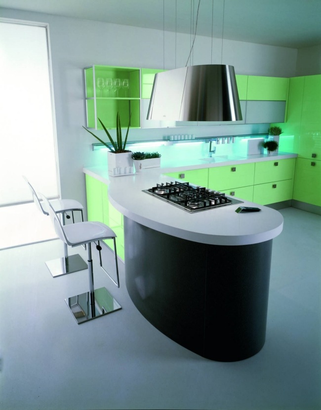 Nové Vela-Design lesklé zelené, rafinované, elegantné línie Nový lesklý zelený prívesok Vela-Design svetlo-rafinované, elegantné línie