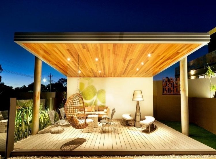 krásne osvetlená krytá terasa s posedením moderné-zastrešenie terasy-sedenie-drevené závesné stoličky