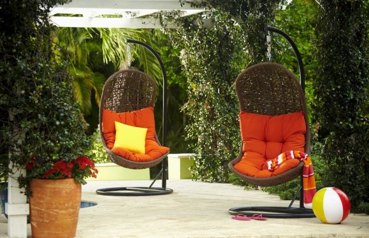 Ratanová závesná stolička s rámom a podsedákmi v oranžovej farbe ratanový závesný rám stoličky oranžové podsedáky