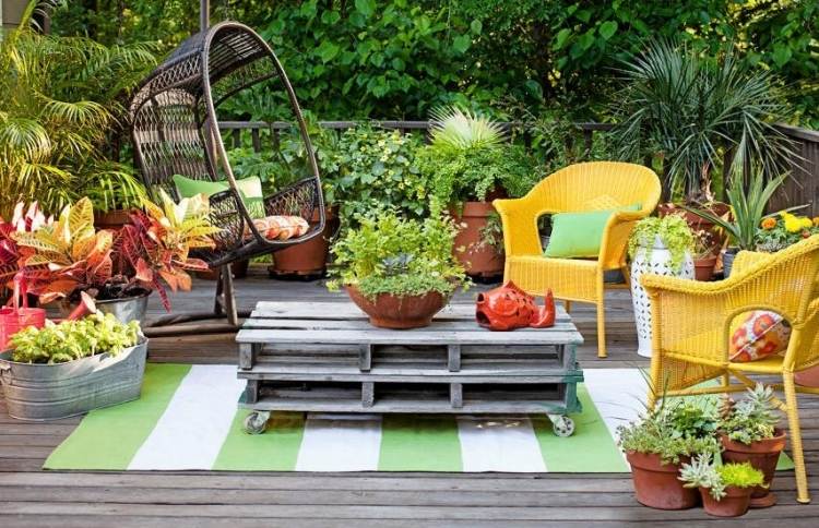 Hojdacia stolička s rámom a dve slnečné žlté stoličky moderné nápady na dizajn terasy závesná stolička-rám-ratan