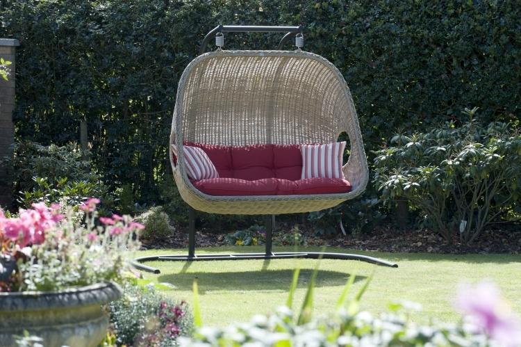 závesná stolička-ratanová záhrada-dva-persolelový rám