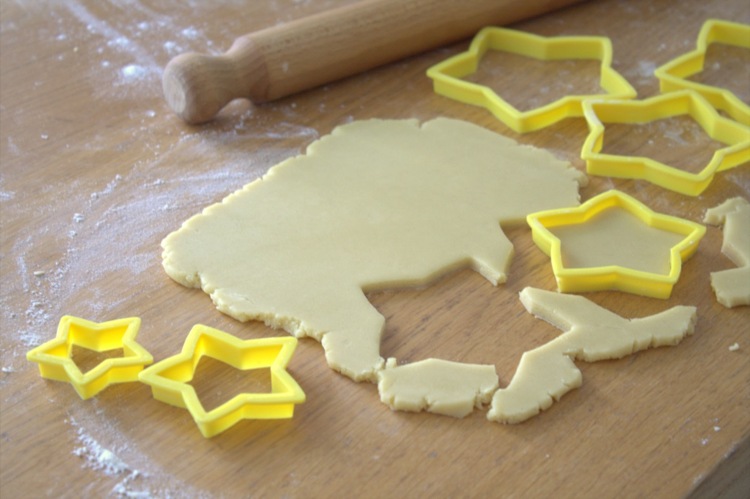 Pripravte cesto, rozvaľkajte a vykrajujte hviezdičky