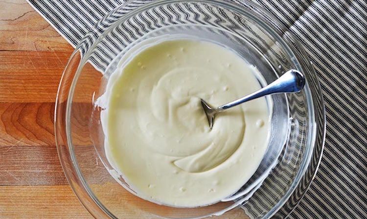 Roztopte bielu čokoládu v mikrovlnnej rúre