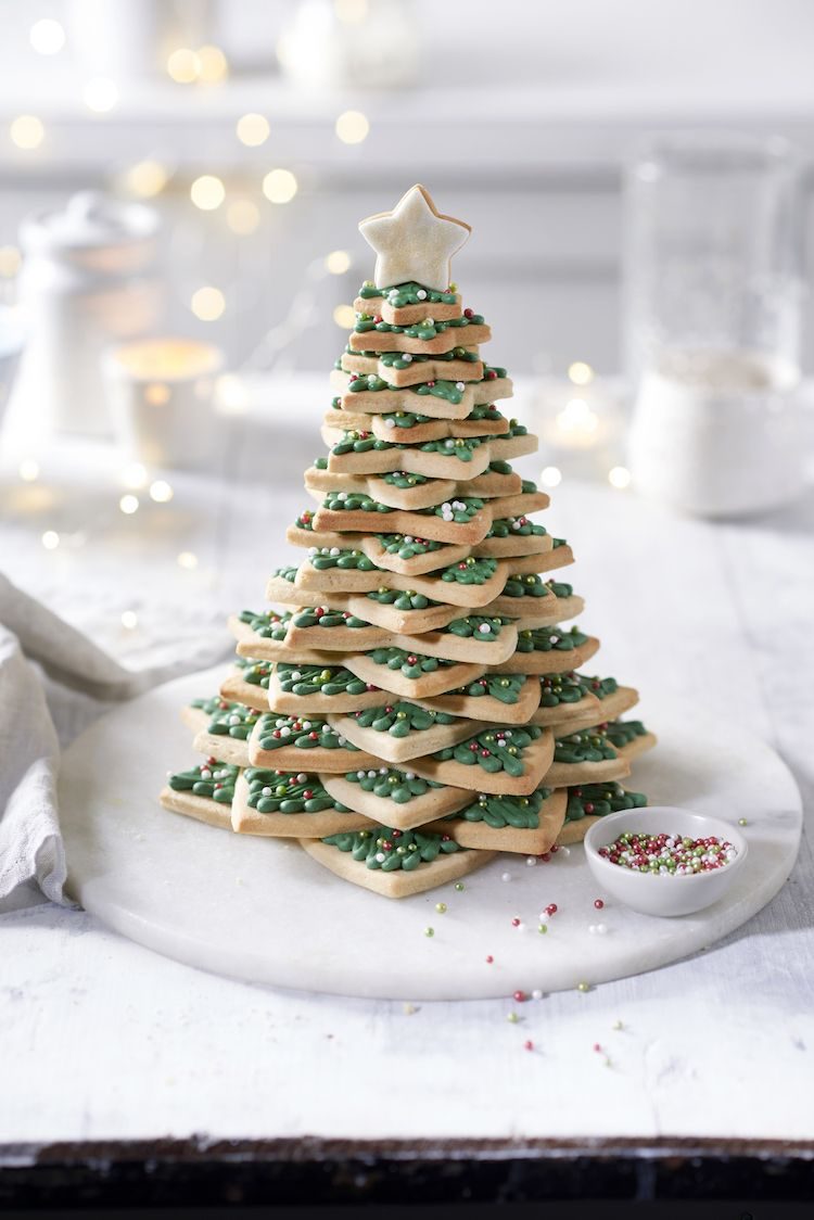 Vo vianočnom čase sa pečie 3D jedľa so zelenou polevou na slávnostnom stole