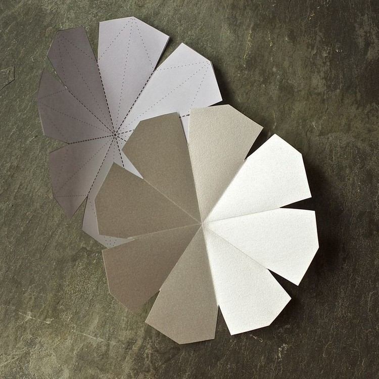 Vystrihnite zlatý dekoračný papier podľa šablóny Vianočné hviezdy-drotár-3d-návod-dekor-papier-zlato