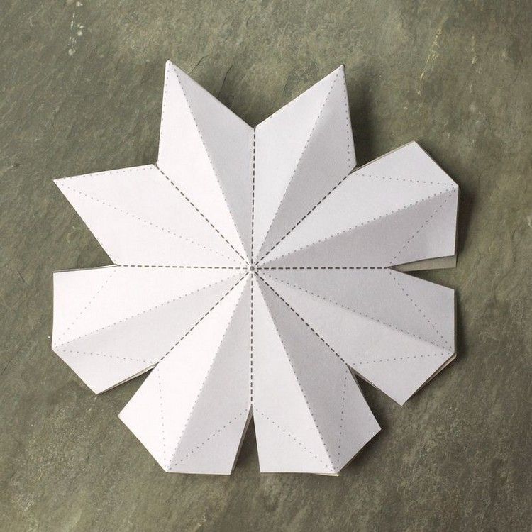 Zložte hroty pozdĺž bodkovanej čiary Vianočná hviezda-drotár-3d-návod-šablóna-bodkovaná-línia-zubaté záhyby