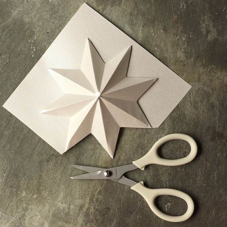 3D vianočná hviezda nalepená na kartónovej škatuli Vianočné hviezdy-drotár-3d-pokyny-vystrihnúť-zadný-dekor-papier