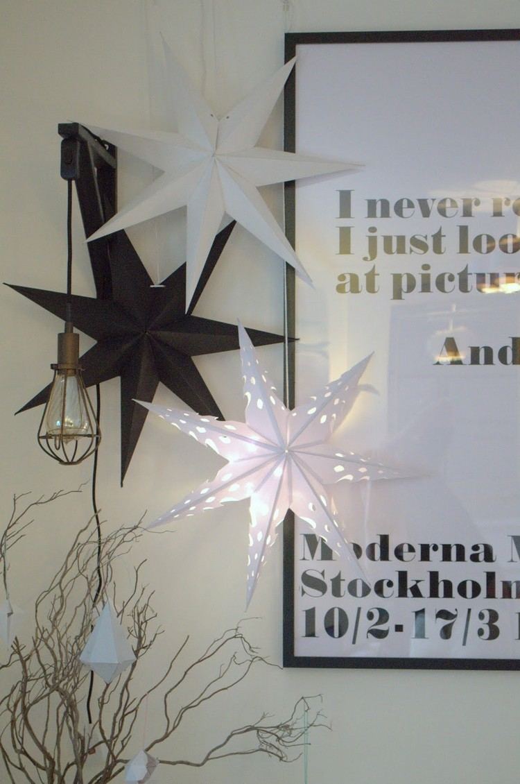 Papierové hviezdy sú čierne, biele a žiariace Vianočné hviezdy-drotár-škandinávsky-čierno-biele-žiariace