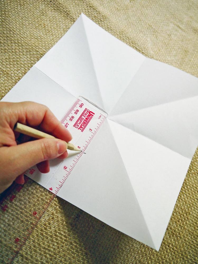 Štvorcový list papiera rozdeľte ceruzkou a pravítkom Poinsettia pravítko na ceruzku