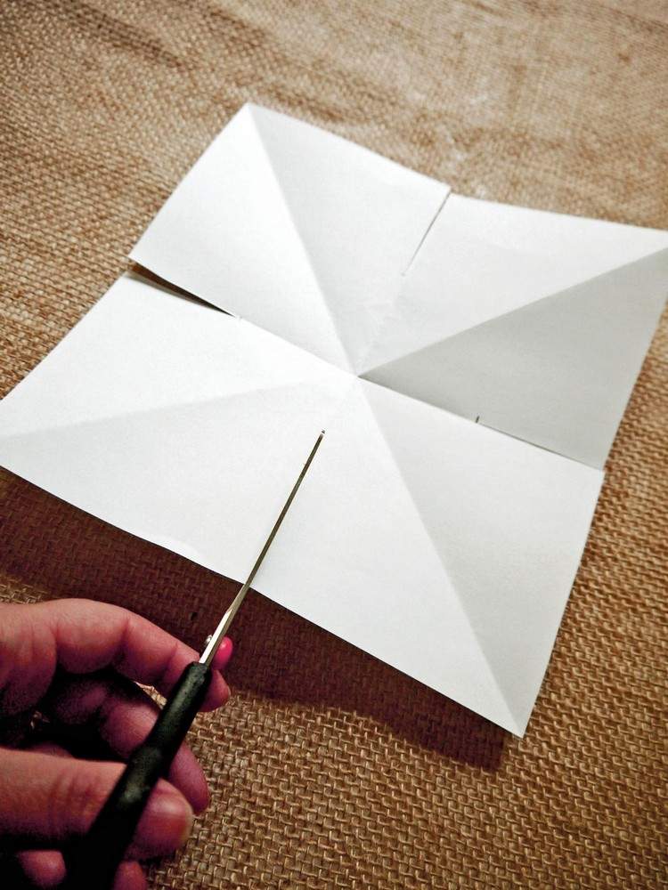 Na každej strane urobte rezy vianočná hviezda-drotárstvo-inštrukcie-vytváranie rezov