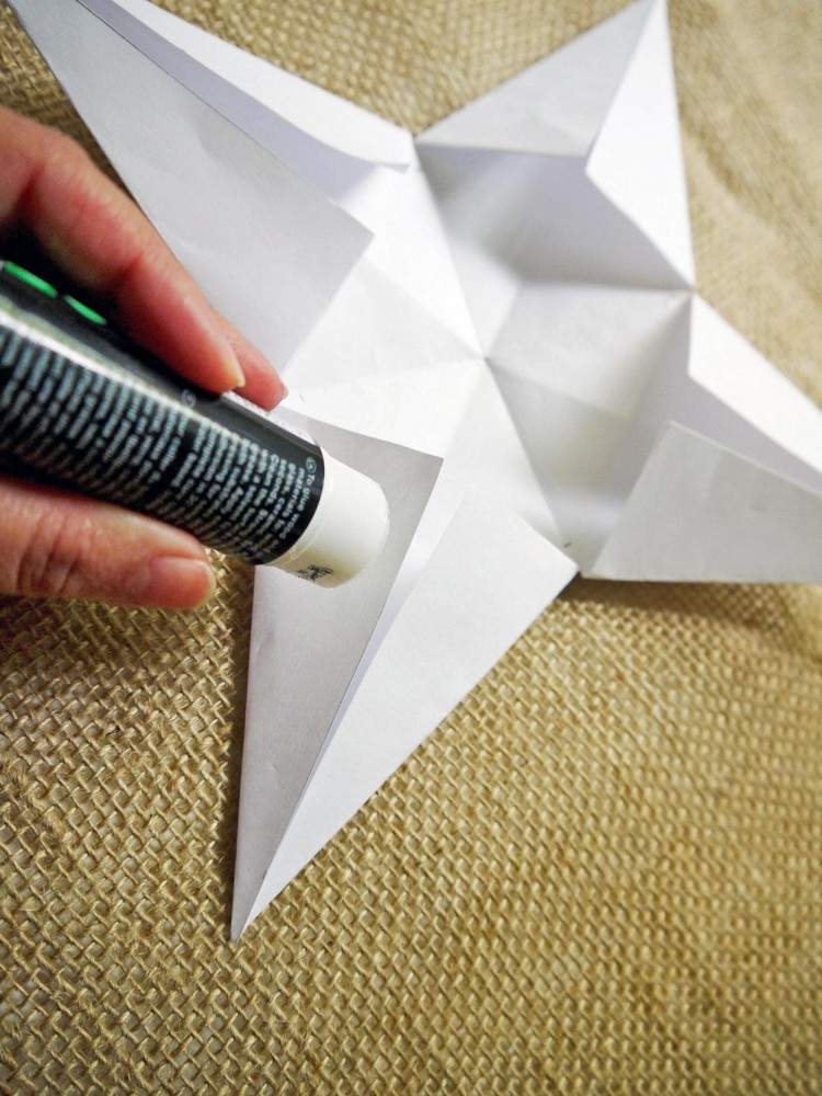 Hroty zlepte lepiacou tyčinkou vianočná hviezda-drotár-návod-lepidlo-bodky