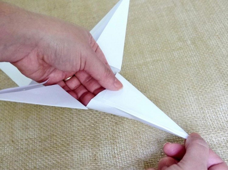 V spodnej časti prilepte hroty Poinsettia-tinkering-instructions-jagged-down-fold-lepidlo