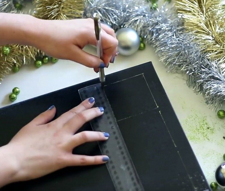 Z veka kartónovej škatule vystrihnite štvorce Adventné kalendáre-urob si sám-vystrihnuté-ženy-štvorce