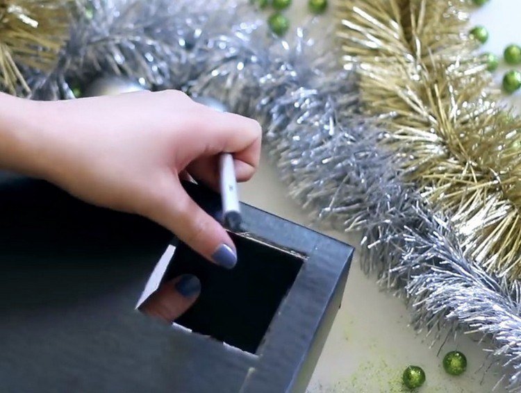 Vykrajovačom vykrojíme štvorce drotár-sám-advent-kalendár-ženy-kartón-veko-vystrihnuté-štvorce