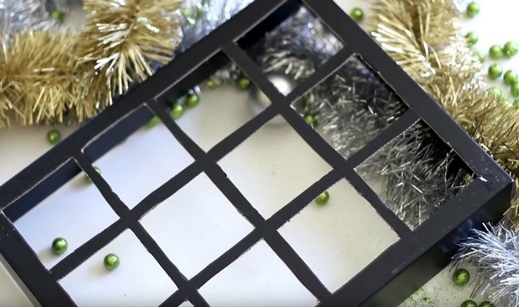 Veko kartónovej škatule s vyrezanými medzerami adventný kalendár-urob si sám-ženy-kartón-krabica-veko-vystrihnuté-štvorce