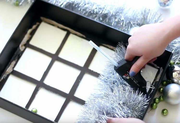 Na vnútornú stranu veka prilepte trblietavý venček Okoreňte adventný kalendár-urob si sám-ženy-návod-čierna-kartónová škatuľka