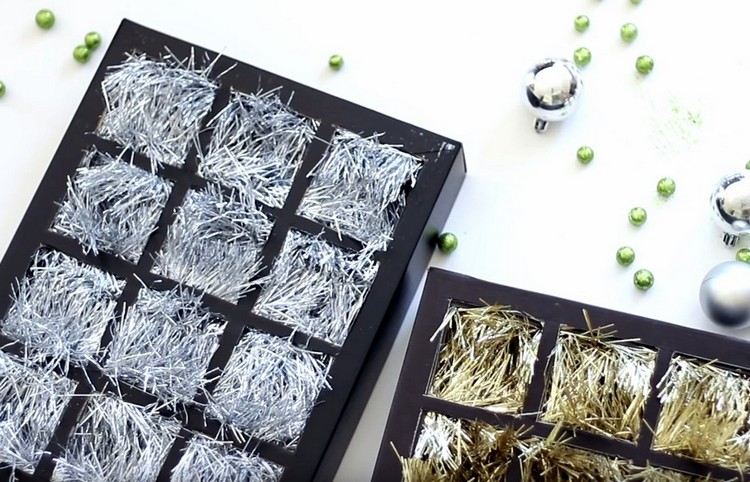 čierne kartónové škatule a trblietavé girlandy v zlatej a striebornej farbe adventný kalendár-urob si sám-ženy-trblietavé girlandy