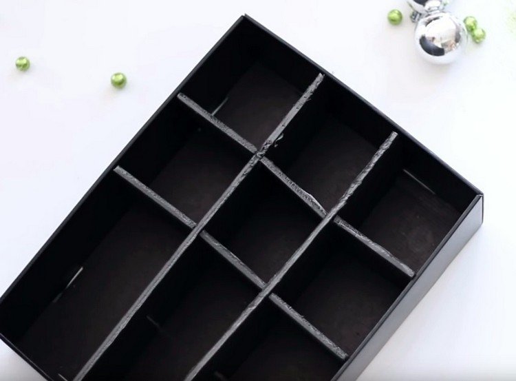 Rozdeľte čiernu kartónovú škatuľu adventný kalendár-urob si sám-ženy-čierna-kartón-veko-škatule