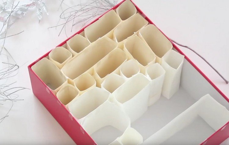 Rozdelenie kartónovej škatule na papier adventný kalendár-urob si sám-priateľka-divízia papiera na pečenie