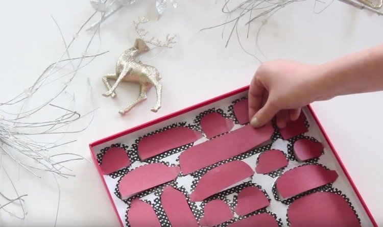 ružový papier a washi pásky Adventný kalendár-urob si sám-priateľka-lepidlo-ružový-papier