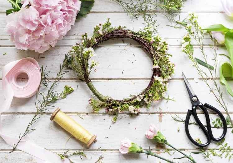 Remeselné nápady jarný letný vŕbový veniec zdobia čerstvé kvety