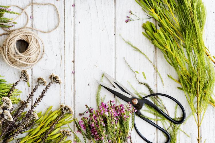 Remeselné nápady jarný letný veniec uviažte konáre čerstvých kvetov