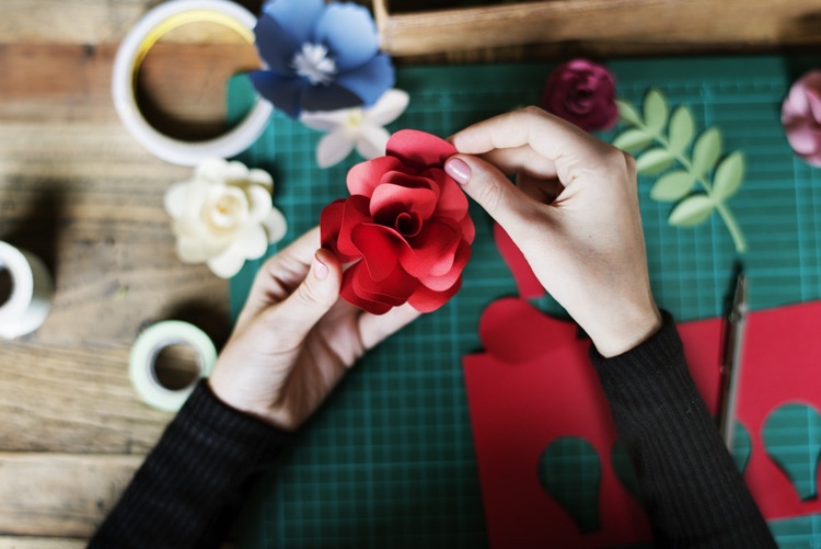 Papierové ruže drotári jar deti dospelí