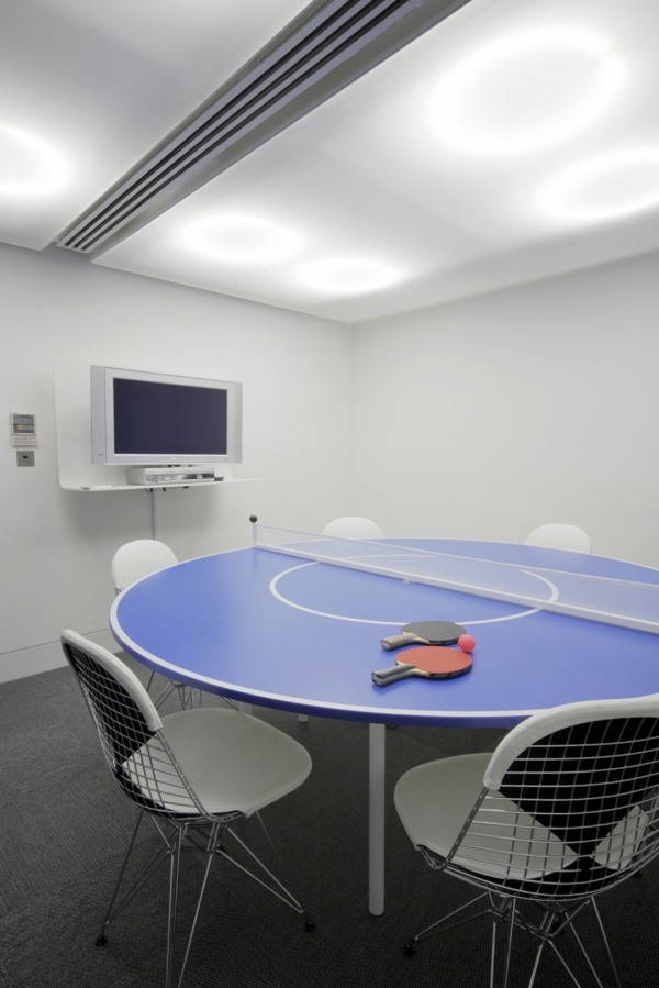 kreatívne-kancelárske-návrhy-red-bull-jump-studio-londýn