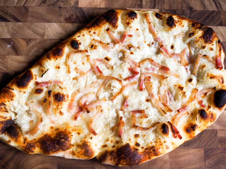 tarte flambée-cesto-recepty-francúzsko-originál-slanina-cibuľa