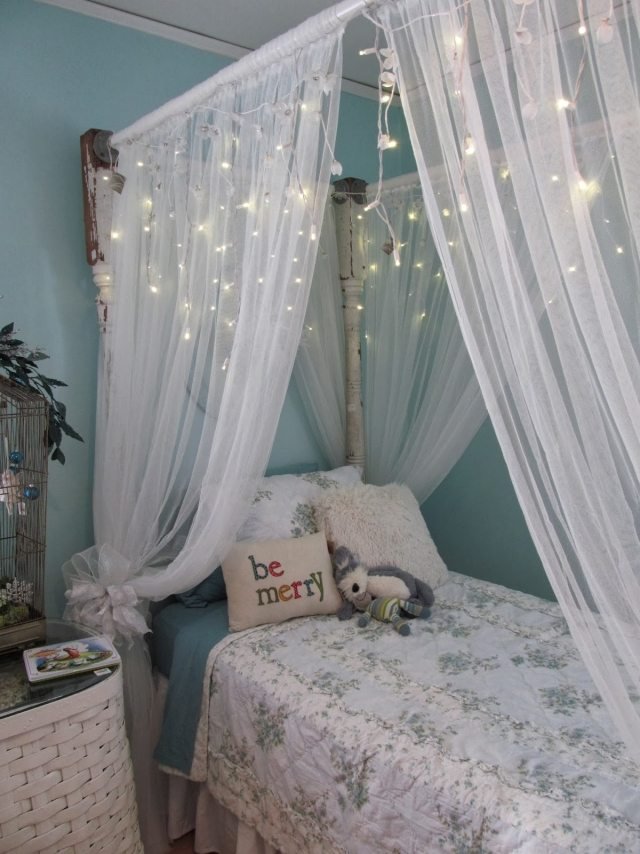 detská izba-dievča-motto-ľadová kráľovná-snehové vločky-perina-baldachýn posteľ-rozprávkové svetlá