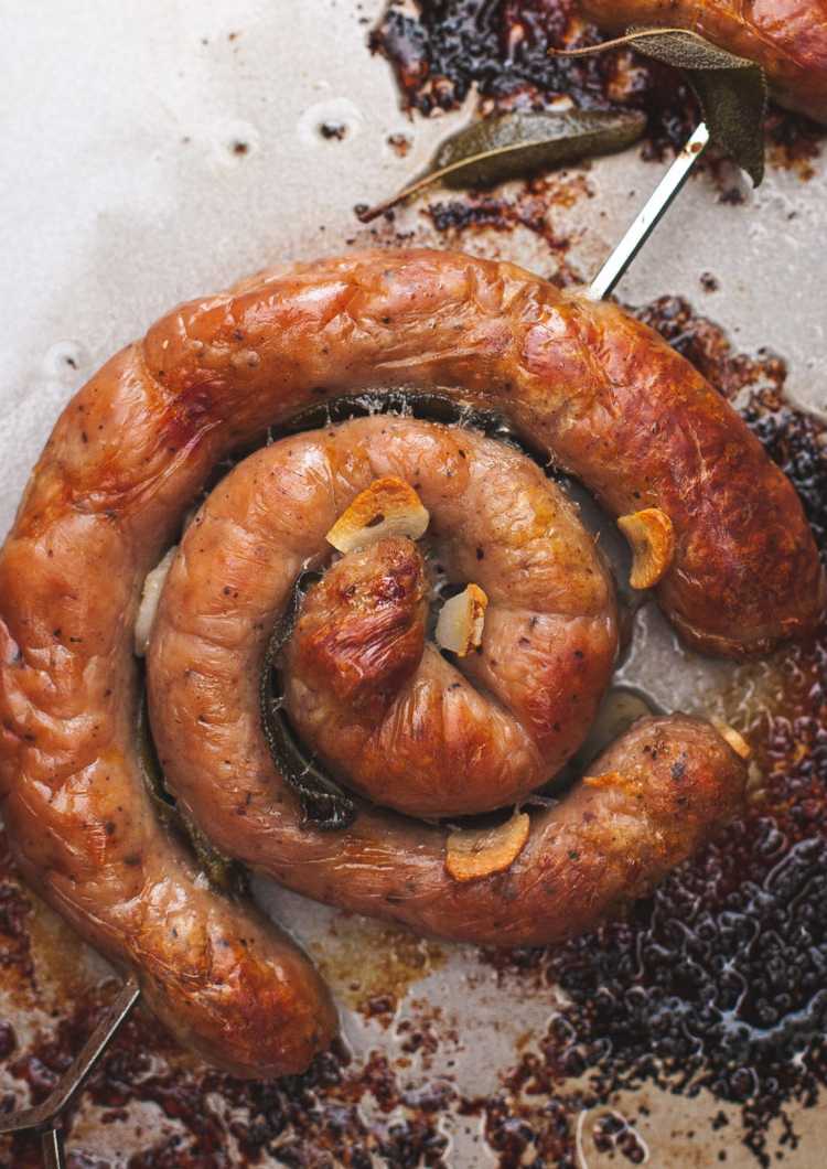 Bratwurst-veniec-tvary-listy šalvie-jamie-oliver