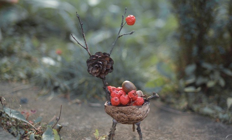 drotár-jeseň-deti-jelene-prírodné-materiály-orech-šišky-vetvičky-bobule