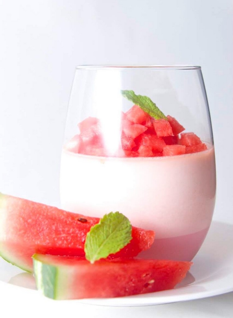Vodový melónový dezert panna cotta s mätou