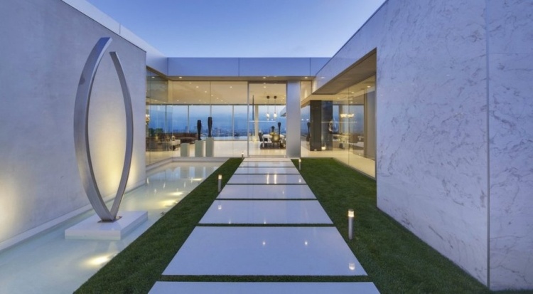 Terénne úpravy so zelenými trávnikmi a bielymi nášľapnými kameňmi Luxury-Homes -Tananger-terénne-úpravy-biele-stupne-platne