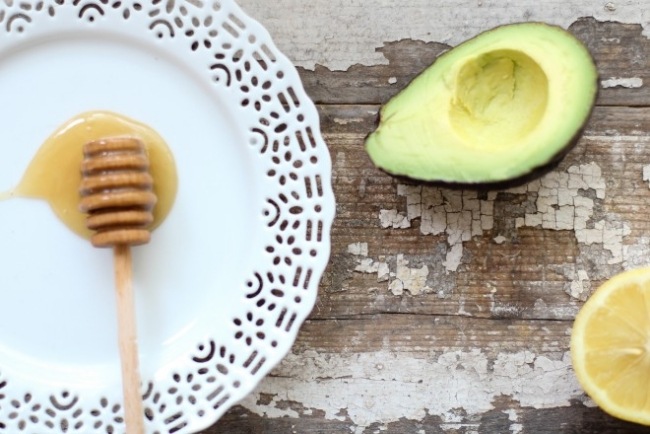 Domáca maska na tvár s avokádom a medom proti suchej pokožke maska na tvár s avokádom-med-proti-suchej pokožke