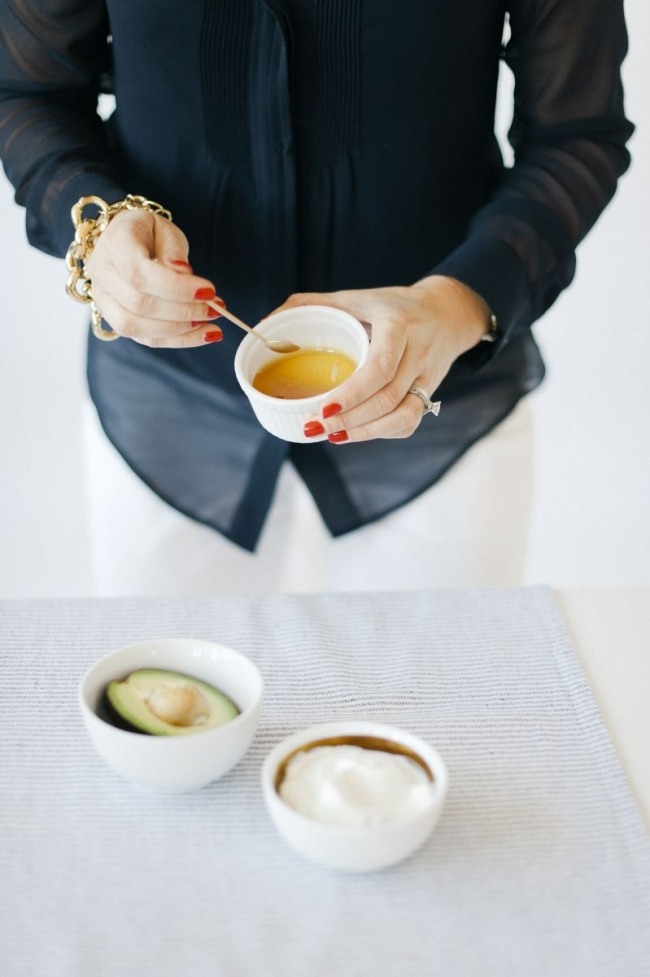 Recepty na avokádovú masku na tvár s prírodným jogurtom a medom Miešanie-recepty-na-masky-na avokádo-s-prírodným-jogurtom