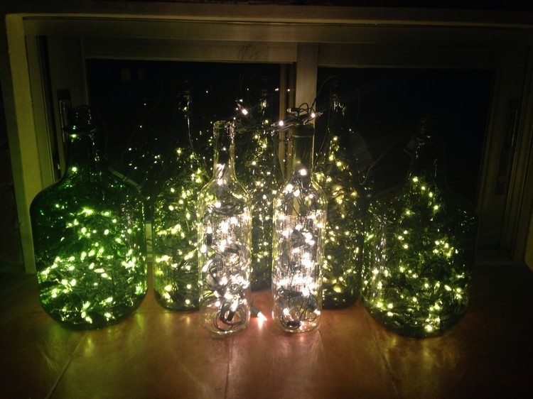 Rozprávkové svetlá vložené do zeleno -bielych sklenených fliaš dekorácia-s-vílami svetlá-zelená-biela-sklenené-fľaše