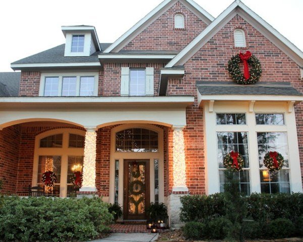 Vchod do domu slávnostne ozdobí stĺpiky rozprávkových svetiel ozdobiť rozprávkové svetlá omotať okolo stĺpov