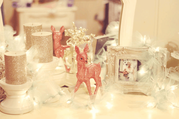 moderná dekorácia vianočný stôl sviečky trblietky Sviečky na vianočný stôl trblietajú svetlá jeleňov