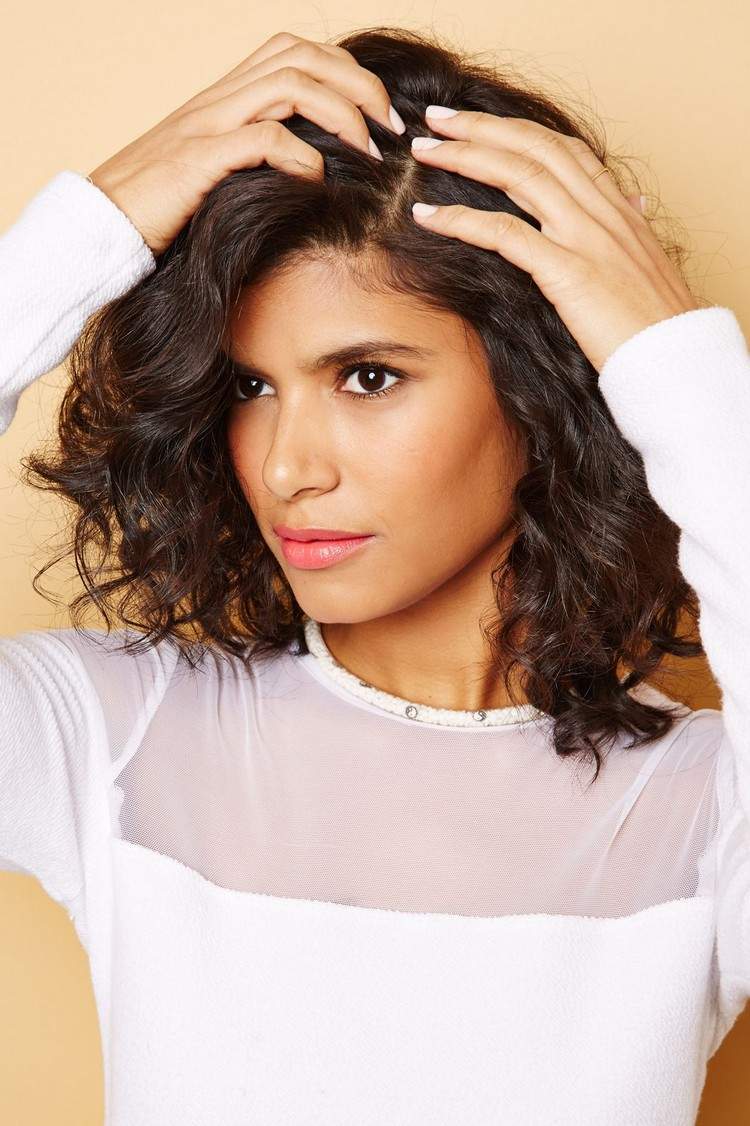 Účes pre stredne dlhé kučeravé vlasy s bočným delením účes-prírodné-kučery-urob si sám-faux-bob-krok za krokom