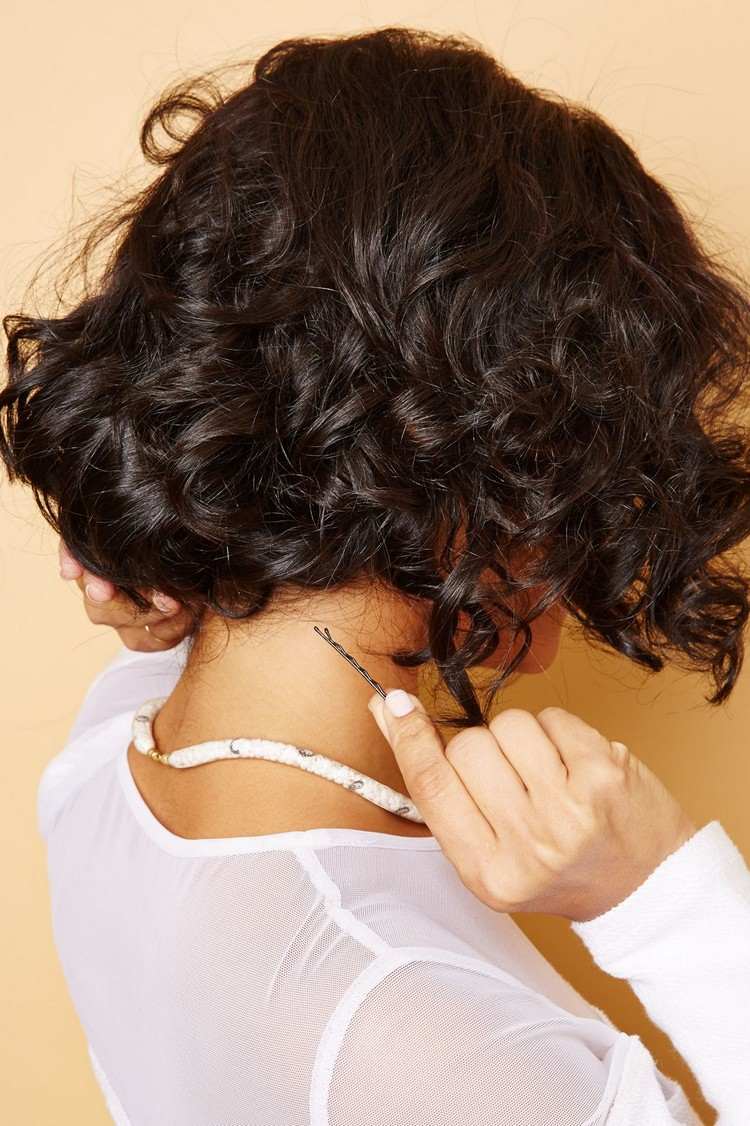 Návod na účes Faux -Bob - Zaistite vlasy na zátylku špendlíkmi Bobby do-it-yourself-účes-prírodné-kadere-faux-bob-sponky do vlasov