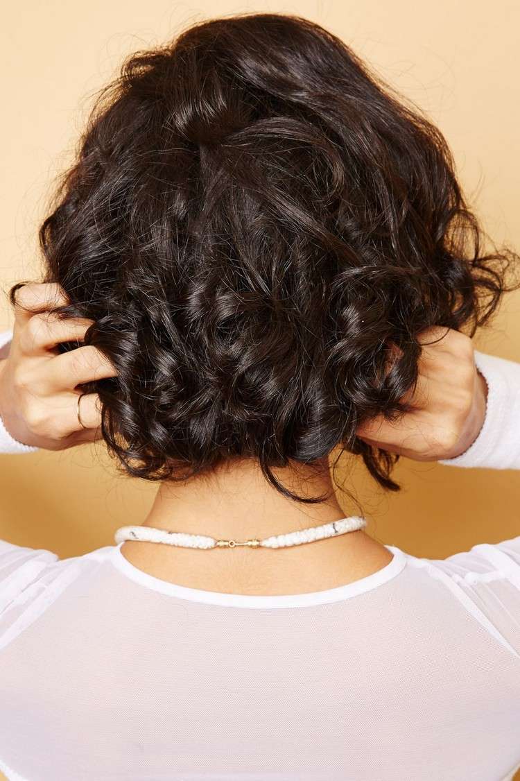 Skryte bobby špendlíky pod vlasy účes-prírodné-kučery-urobte si-faux-bob-schovajte-sponky do vlasov