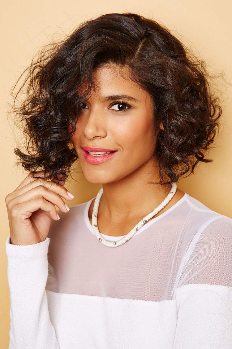 Falošný bob účes pre stredne dlhé kučeravé vlasy účes-prírodné-kučery-urob si sám-faux-bob-retro-vkus