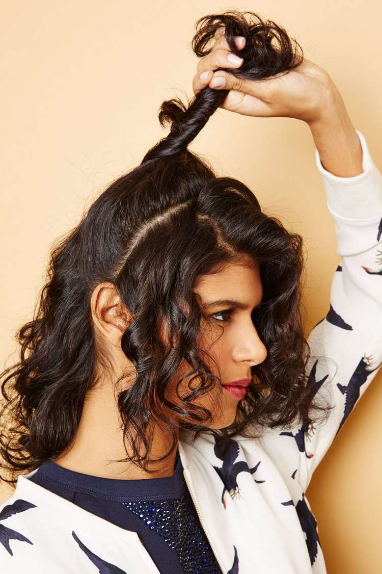 Pre updo rozdeľte vlasy na tri updo-prírodné-kučery-urobte si vlasy-párty