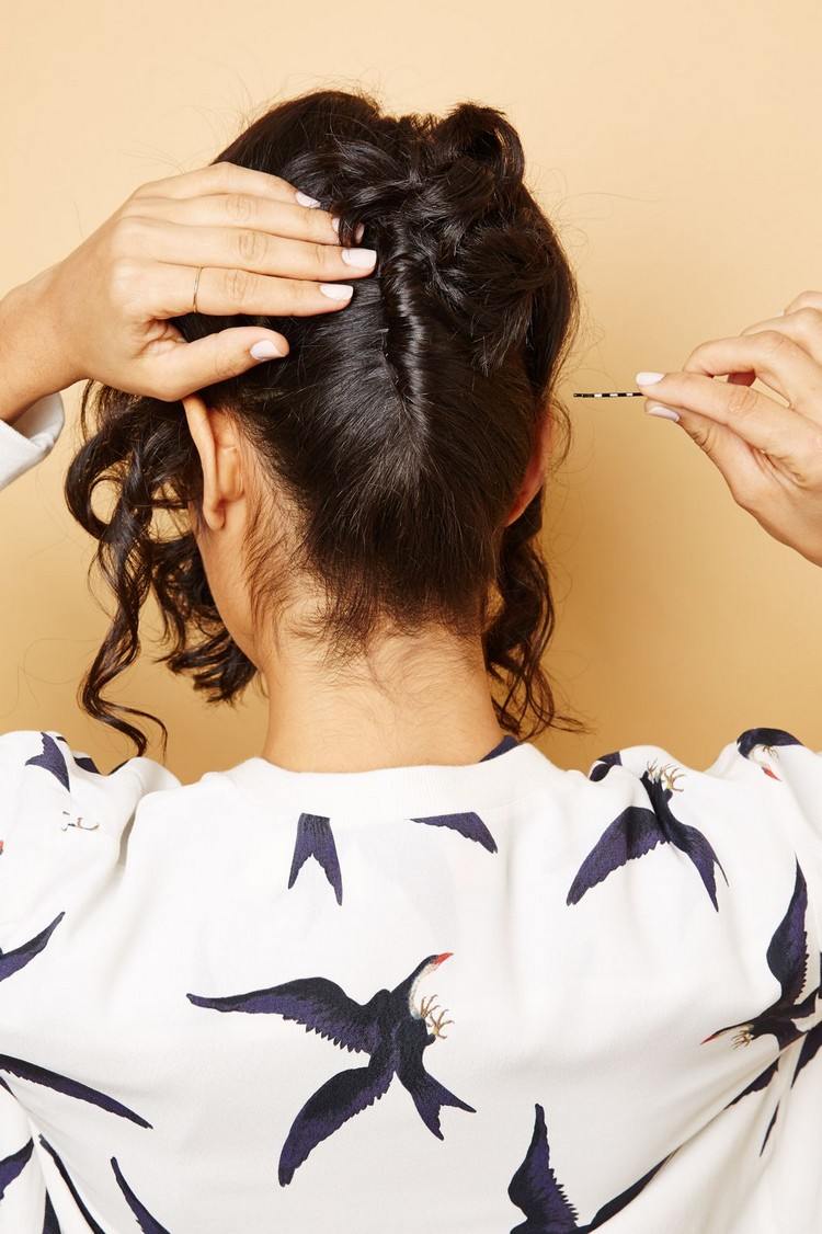 Zaistite zadnú časť vlasov sponkami Bobby Updo-účes-prírodné-kučery-urobte si-zadná časť-zapnite-bobby špendlíky