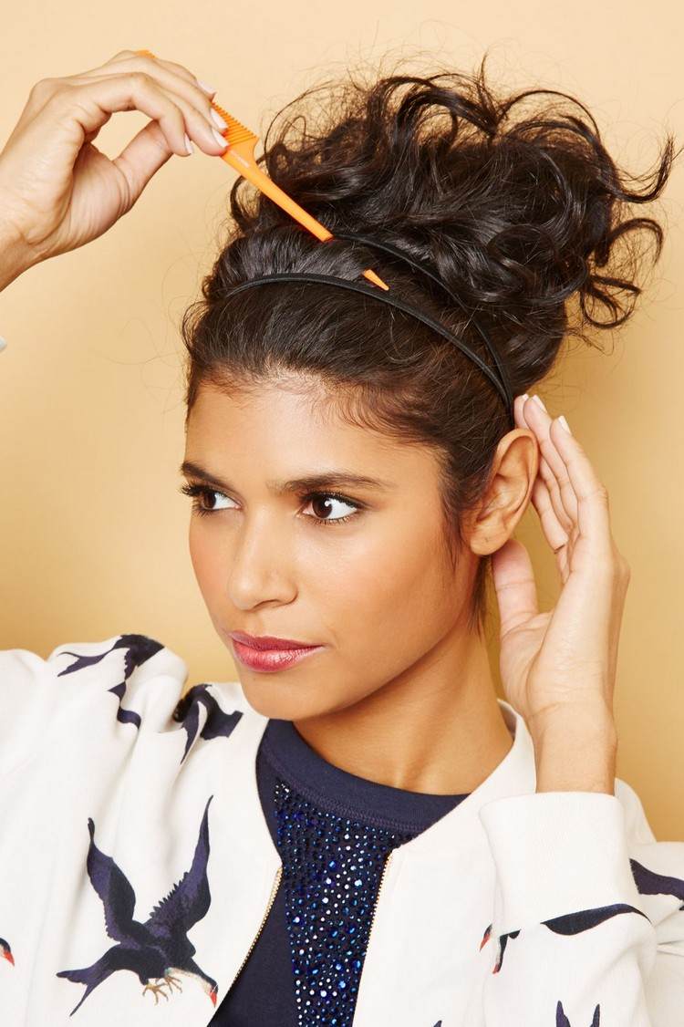 Vytiahnite pramene vlasov medzi čelenkami updo-natural-curls-do-it-yourself-pin-out-hair-pramene