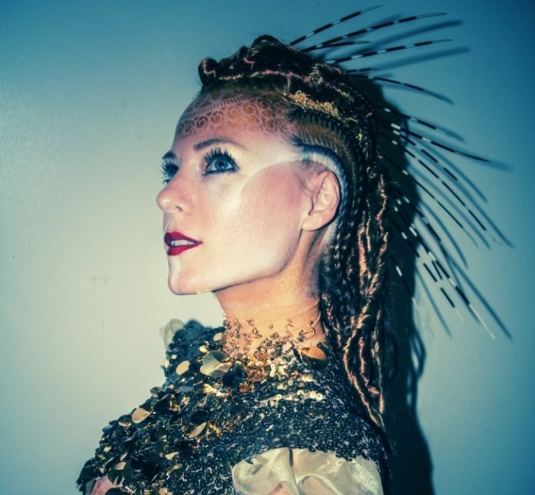 Nápady na kostýmy Halloween - Atlantis ako téma s množstvom zlata nápady na kostýmy pre dámy dámy atlantis pletený účes zlatý flitrový makeup