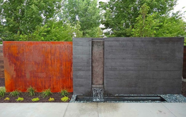 Atraktívna dekorácia a obrazovka na ochranu osobných údajov s vodným prvkom - betón a cortenová oceľ ako farebný kontrast